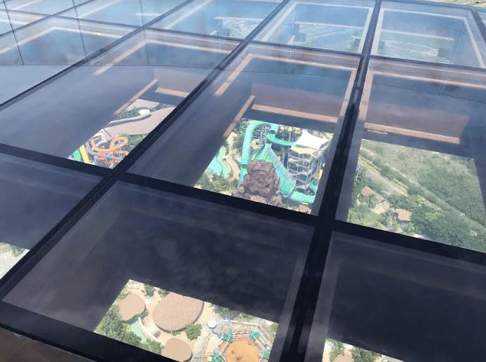 Glass floor in Skybar
